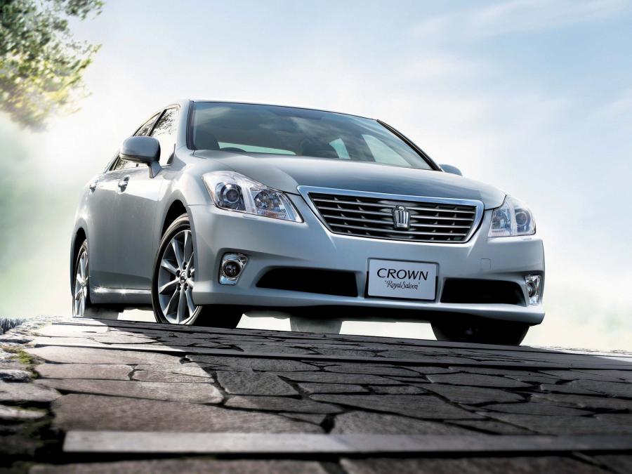  Toyota Crown Royal Saloon 2010 года  (фото 2 из 8)